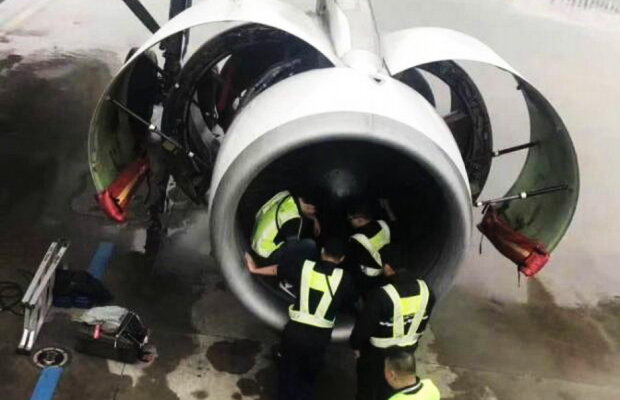 O bătrână a aruncat monede spre motorul avionului, din superstiţie, riscând să-l prăbuşească