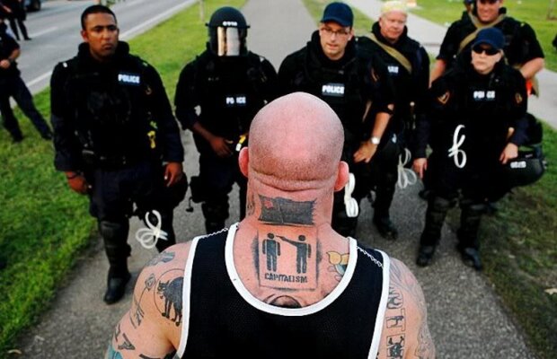 VIDEO Incident șocant pe aeroportul din Frankfurt » Reacția bestială a unui luptător MMA când a fost încolțit de 3 ofițeri germani