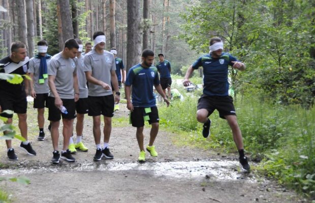 GALERIE FOTO Unde au nimerit? Doi jucători din Liga 1 urmează să ajungă la echipa unde antrenorul îi leagă la ochi pe fotbaliști în pădure