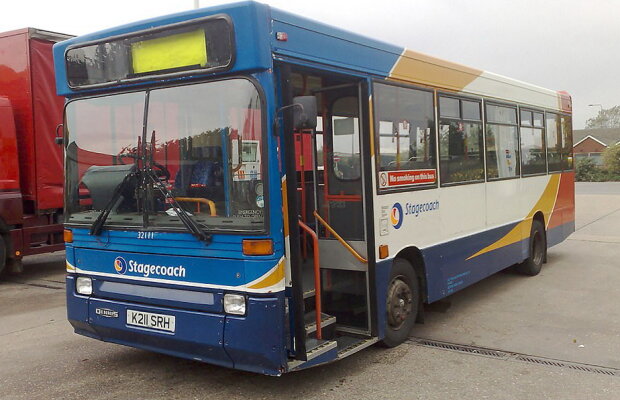 GALERIE FOTO & VIDEO Au cumpărat un autobuz vechi cu 1.200 de lire şi au investit în el. Ce a ieşit te va minuna!