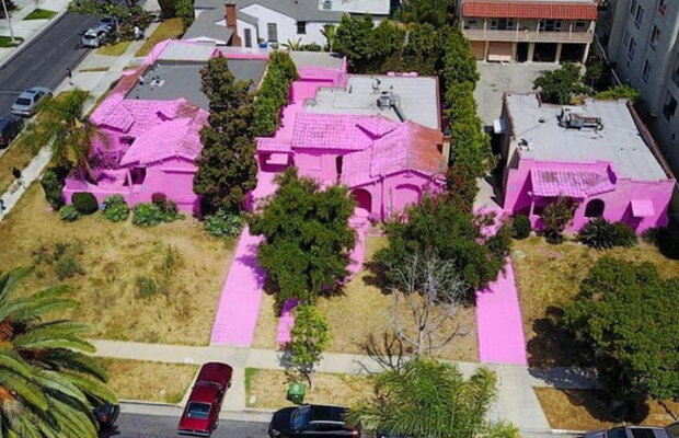 FOTO & VIDEO A vopsit mai multe case în roz şi a stârnit controverse în Los Angeles
