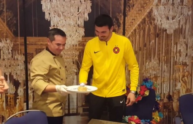 VIDEO Petrecere în cantonamentul FCSB-ului » Surpriză din partea conducerii pentru unul dintre jucătorii importanți :)