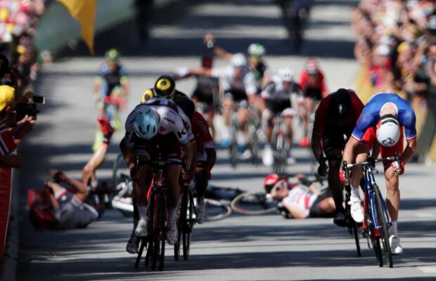 VIDEO + FOTO Scandal în Turul Franței » Peter Sagan îl izbește violent pe Mark Cavendish de barierele de protecție și e dat afară din Tur!