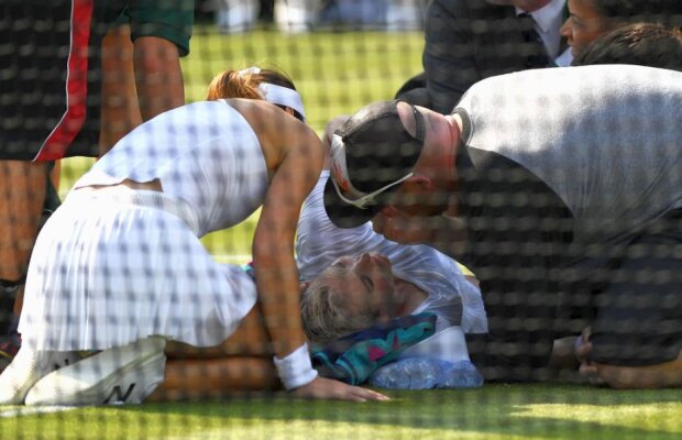 VIDEO ATENȚIE, IMAGINI TULBURĂTOARE Moment ȘOCANT la Wimbledon! Bethanie Mattek-Sands, adversara Soranei, s-a accidentat ORIBIL în timpul meciului! Sorana a început să plângă! Americanca a fost scoasă cu targa de pe teren!