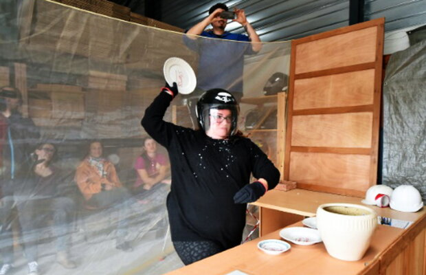 FOTO Noua metodă de a scăpa de stres: spartul de obiecte casnice!