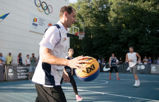 GALERIE FOTO Sportivii de legendă ai României s-au întrecut pe terenul de baschet » Mihai Covaliu a făcut spectacol în fața sediului COSR!