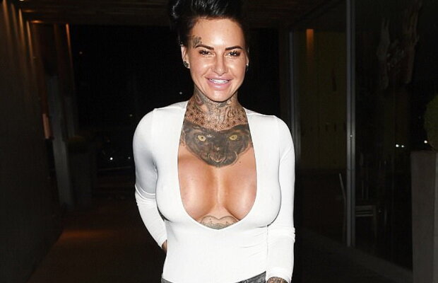 Cel mai demențial decolteu al săptămânii este al Jemmei Lucy!