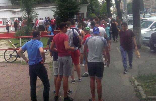 VIDEO + FOTO Dinamo vinde tichete pentru meciul cu Bilbao! Coadă la casa de bilete de la Stadionul Dinamo