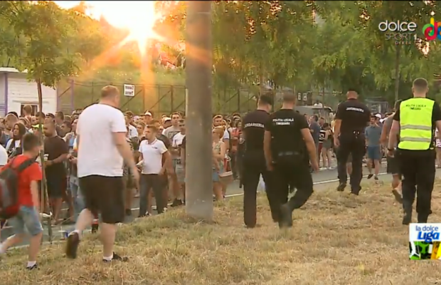 GALERIE FOTO Cozi la intrarea pe "Dan Păltinișanu" înaintea jocului cu FCSB! Ce măsură s-a luat pentru ca oamenii să nu rateze startul meciului