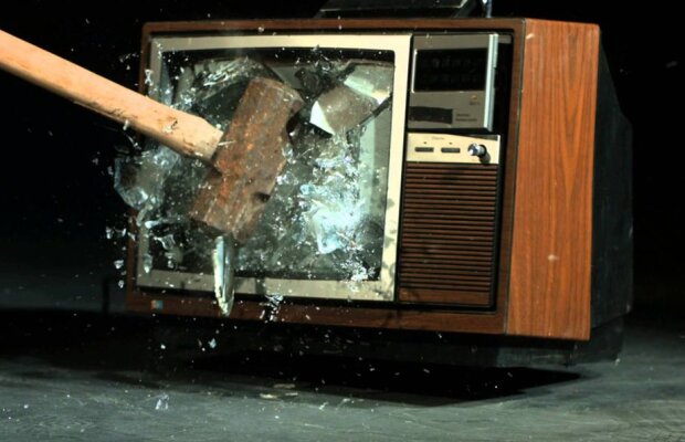 Declarația zilei în Liga 1! Un antrenor face haz de necaz: "Sparge lumea TV-ul dacă mai jucăm așa" :) 