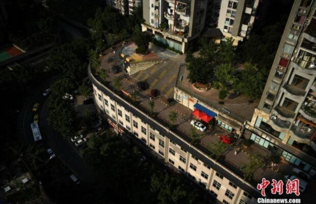 VIDEO Un bloc cu cinci etaje din China are o stradă pe acoperiş
