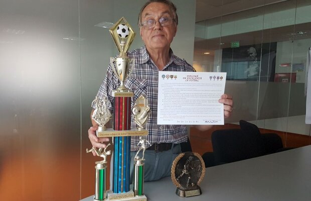 VIDEO + FOTO Cel mai excentric fan FCSB! La 76 de ani a venit de la New York să vadă meciul cu Plzen și să le dea jucătorilor un trofeu de jumătate de metru