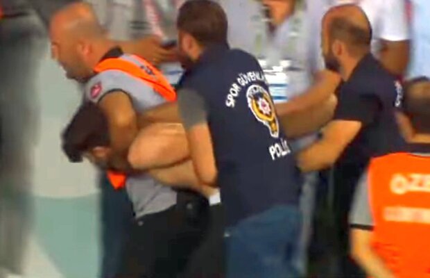 VIDEO Momente șocante! Un campion european a fost atacat cu un cuțit în timpul meciului