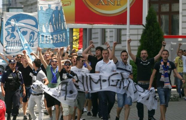 Al treilea tip de ultrași în Bănie » Comunicat oficial: "Nici cu echipa lui Mititelu, nici cu CS U. Ambele sunt clone!" » Scandal cu emblemele după apariția noului echipament al FC U 