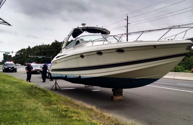 FOTO Misterul bărcii de 12 metri abandonate pe o autostradă din SUA
