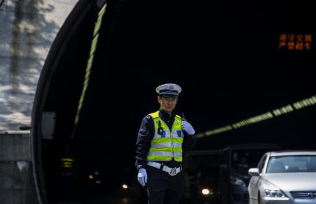 Un bărbat a fost oprit de poliţie într-o autogară. Ce s-a găsit în bagajul lui a şocat pe toată lumea!