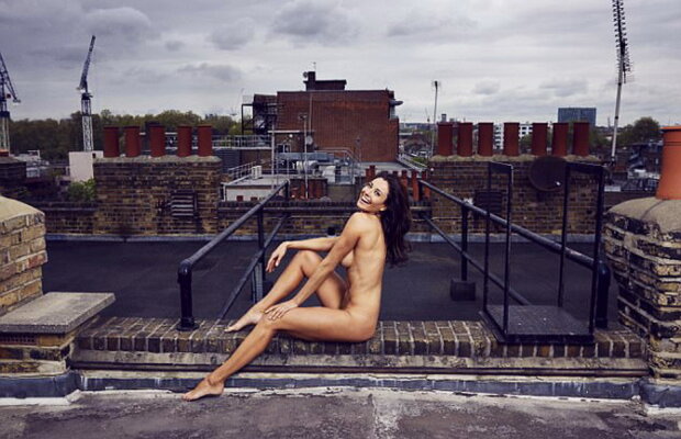 FOTO Femeia asta arată demenţial la 47 de ani. Bărbaţii nu îşi vor mai lua ochii de la ea!