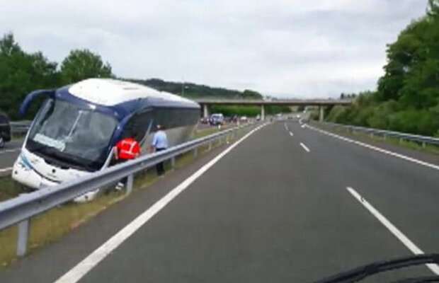 Șoferul unui autocar a leșinat la volan. Ce a urmat a fost de groază!