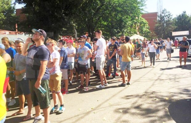 UPDATE FOTO + VIDEO FCSB - Sporting // Bătaie pe ultimele bilete la meciului anului » Mii de persoane au fost azi la cozi