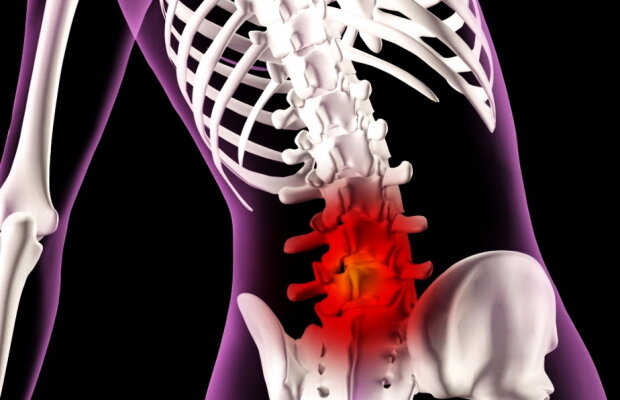 VIDEO Este de-a dreptul uluitor! Iată ce le face acest bătrân oamenilor care se plâng de dureri de coloană