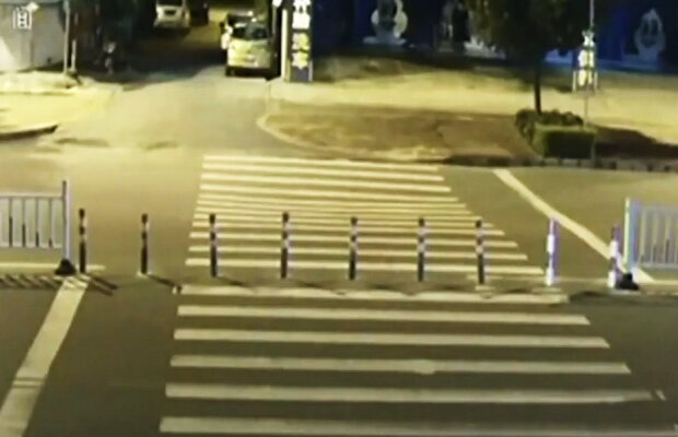 VIDEO Acest motociclist mergea liniștit pe stradă, însă ce i s-a întâmplat îl va marca pe viață