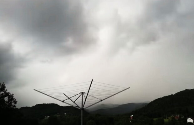 VIDEO Imagini incredibile filmate în timpul unei furtuni. Trebuie să ai mult curaj să faci asta!