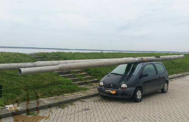 FOTO Ca-n filmele cu proști. Un hoț a furat țevi de 8 metri și le-a transportat cu o mașină minusculă