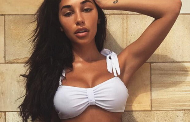 FOTO Bruneta asta superbă a pozat în costum de baie. Bărbaţii nu se pot abţine să nu o privească!