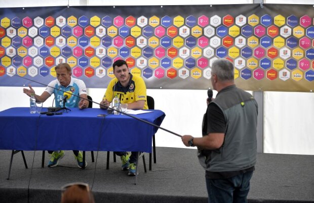 FOTO Gazeta i-a oferit un cadou inedit lui Daum pentru a pescui calificarea la Mondial