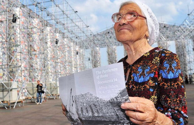 GALERIE FOTO La 90 de ani, are cont de Instagram și călătorește în jurul lumii