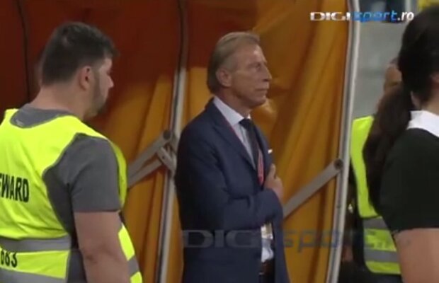 FOTO Gafă uriașă a lui Daum înainte de meciul cu Armenia » Imaginea surprinsă de camerele de luat vederi