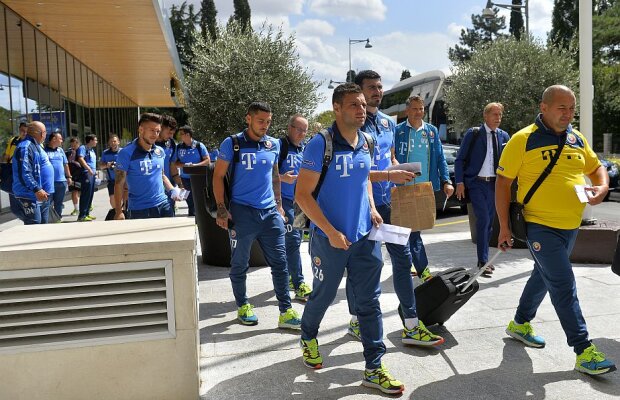 UPDATE // GALERIE FOTO Naționala României a plecat în Muntenegru! Imagini de la aeroport cu delegația "tricoloră" + Programul echipei lui Daum