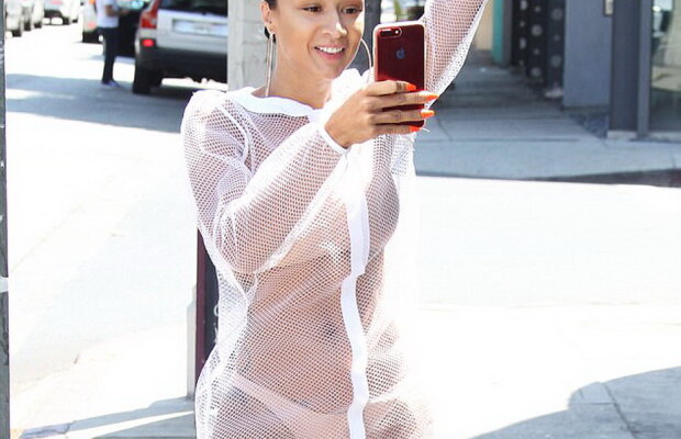 FOTO Ce apariţie! Bruneta asta a ieşit într-o rochie total transparentă!