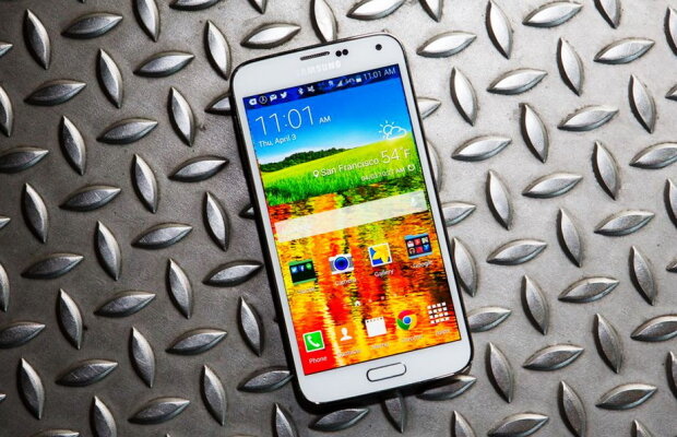 VIDEO Un smartphone a cazut din avion și n-a pățit nimic. Totul a fost filmat