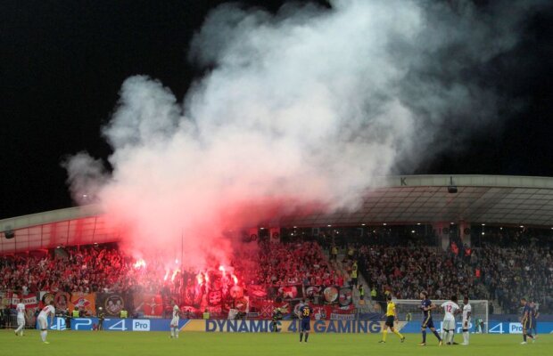 VIDEO Incidente grave în Ligă » Au aruncat cu torța din peluză spre arbitru, până la mijlocul terenului!