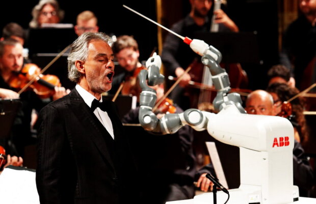 FOTO & VIDEO Un șef de orchestră robot a acaparat toată atenția deși pe scenă era Andrea Bocelli