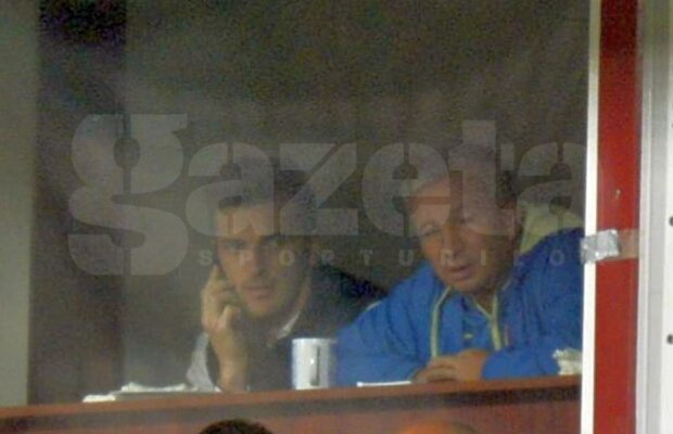 FOTO Telefonul fără fir » Cum a dirijat-o Petrescu pe CFR din spatele unui geam