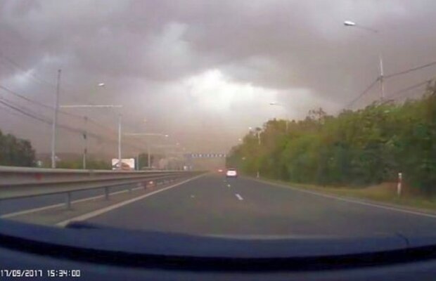 VIDEO Dramatic » Momentul când poarta de la intrarea în Timișoara s-a prăbușit pe mașina tânărului medic al Ripensiei. Imagini cu puternic impact emoțional!