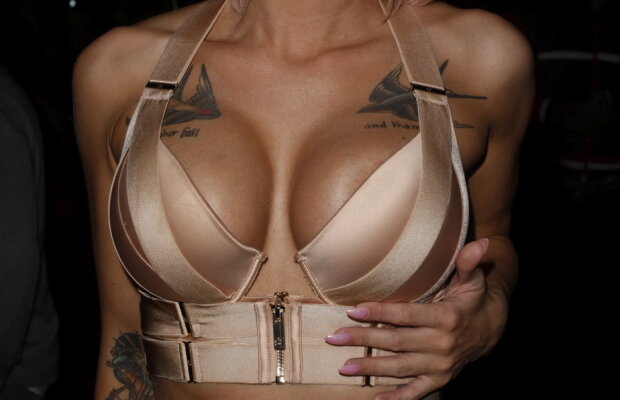 GALERIE FOTO Cea mai incendiară atmosferă la un eveniment din Londra. O vedetă a venit direct în lenjerie intimă!