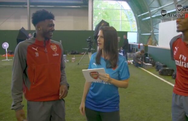 VIDEO "Cred că România" :) » Jucătorii lui Arsenal au făcut spectacol în timpul unui interviu