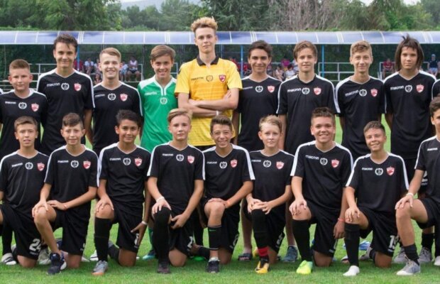 VIDEO EXCLUSIV Juniorii lui Dinamo se antrenează PE ÎNTUNERIC! Răspunsul clubului: "Bine că sunteți și electrician acum" » Toate reacțiile