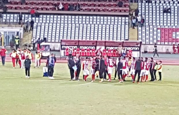 FOTO Miriuță și-a băgat jucătorii în ședință direct pe gazon după remiza cu Astra, apoi a surprins la declarații: "Sunt mulțumit, merităm aplauze"