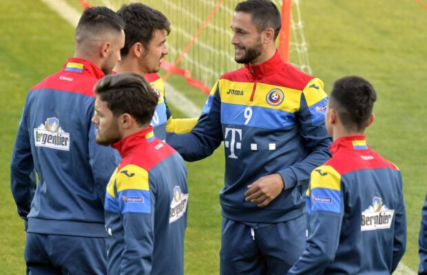 EXCLUSIV Contra i-a luat tare pe jucătorii naționalei! A impus 10 reguli stricte pentru "tricolori": amenzi pentru întârizere, eleganță vestimentară și iarbă scurtă