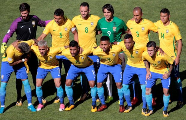 FOTO »  De două ori fericit » Un fost fotbalist al lui Il Luce, titular pentru Columbia, s-a pozat cu ambele echipe înaintea startului meciului