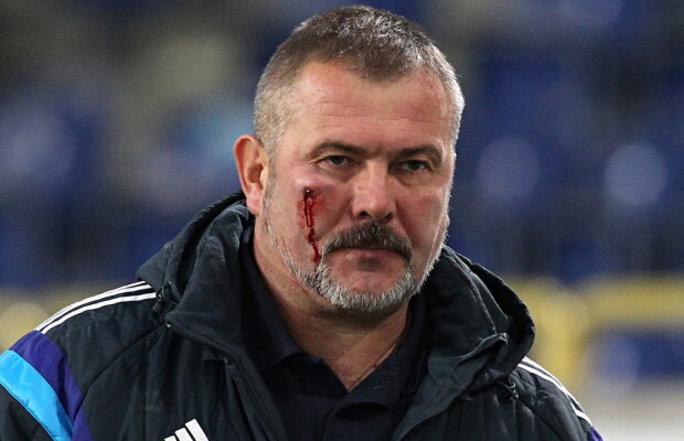 VIDEO Războiul "clonelor" și la vecini » Imagini incredibile: deputat bătut chiar pe stadion la cel mai ciudat meci al sezonului