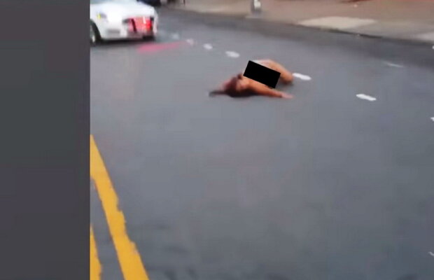 VIDEO Imagini incredibile în plină stradă. O femeie complet dezbrăcată face mişcări lascive