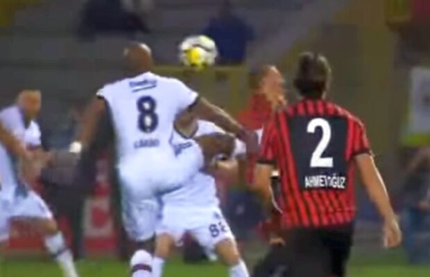 VIDEO A fost eliminat după 155 de secunde! I-a pus crampoanele pe față unui adversar