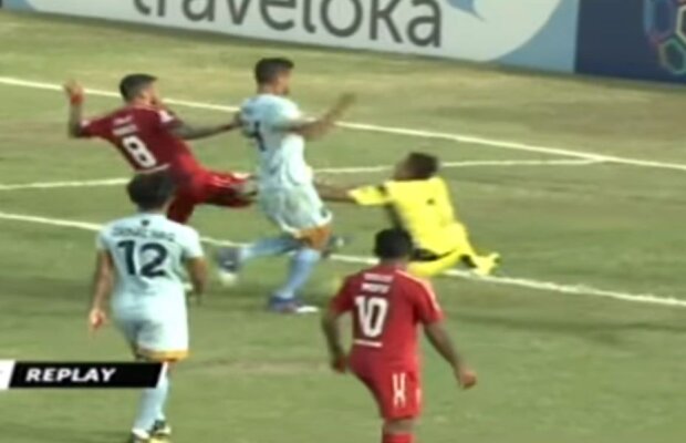 VIDEO Tragedie! Un portar a murit după ce s-a ciocnit de un coechipier