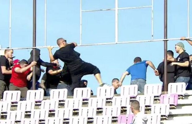 VIDEO Derby-ul Ligii a 2-a s-a lăsat cu bătai și cu eliminări! Doi jucători trimiși la cabine și incidente în tribune la ASU Poli Timișoara - UTA Arad 2-1