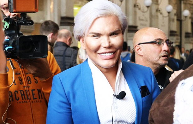 FOTO El este cel mai operat bărbat din lume. Uite cum a putut să apară pe stradă cel care a vrut să devină păpușa Ken